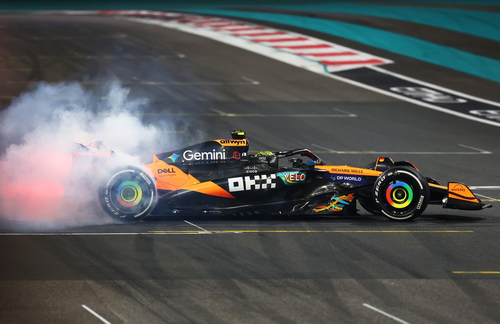 Lando Norris comemora título mundial da Fórmula 1 — Foto: Clive Rose/Getty Images