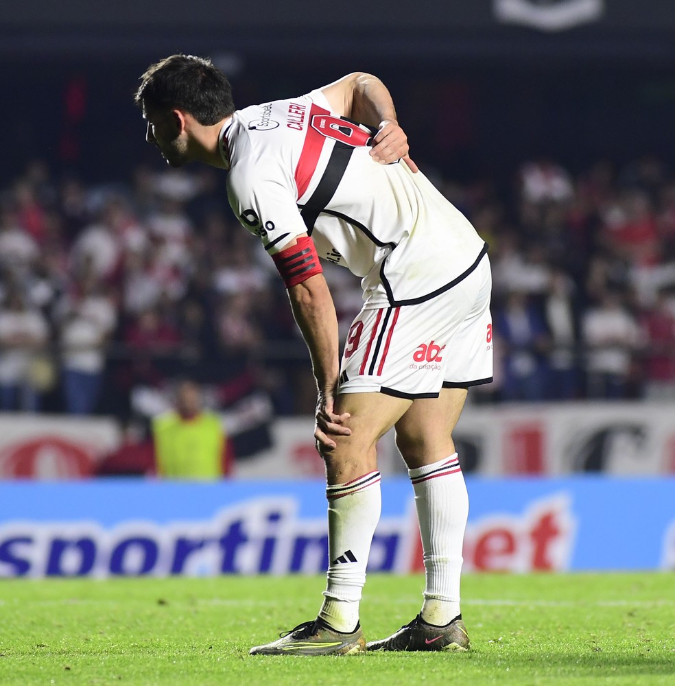 Calleri sente dores nas costas na partida entre São Paulo x Tigre — Foto: Marcos Ribolli