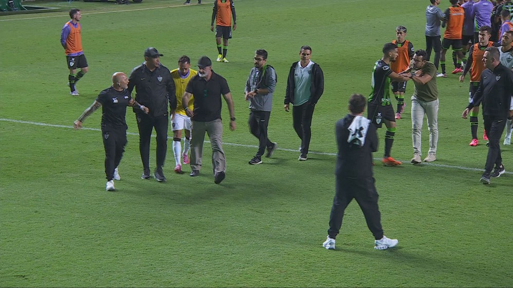 Clássico entre América-MG e Atlético-MG termina primeiro tempo em confusão entre técnicos