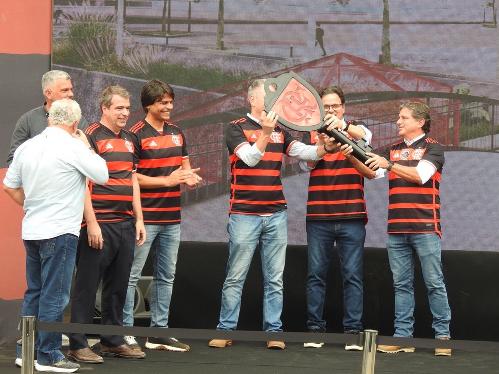 Flamengo com a chave simblica do terreno do Gasmetro  Foto: Fred Gomes / ge