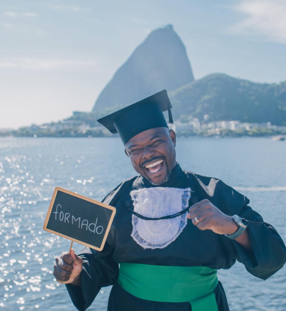 Marcão celebra conquista acadêmica e se forma em Educação Física: "Nunca é tarde"
