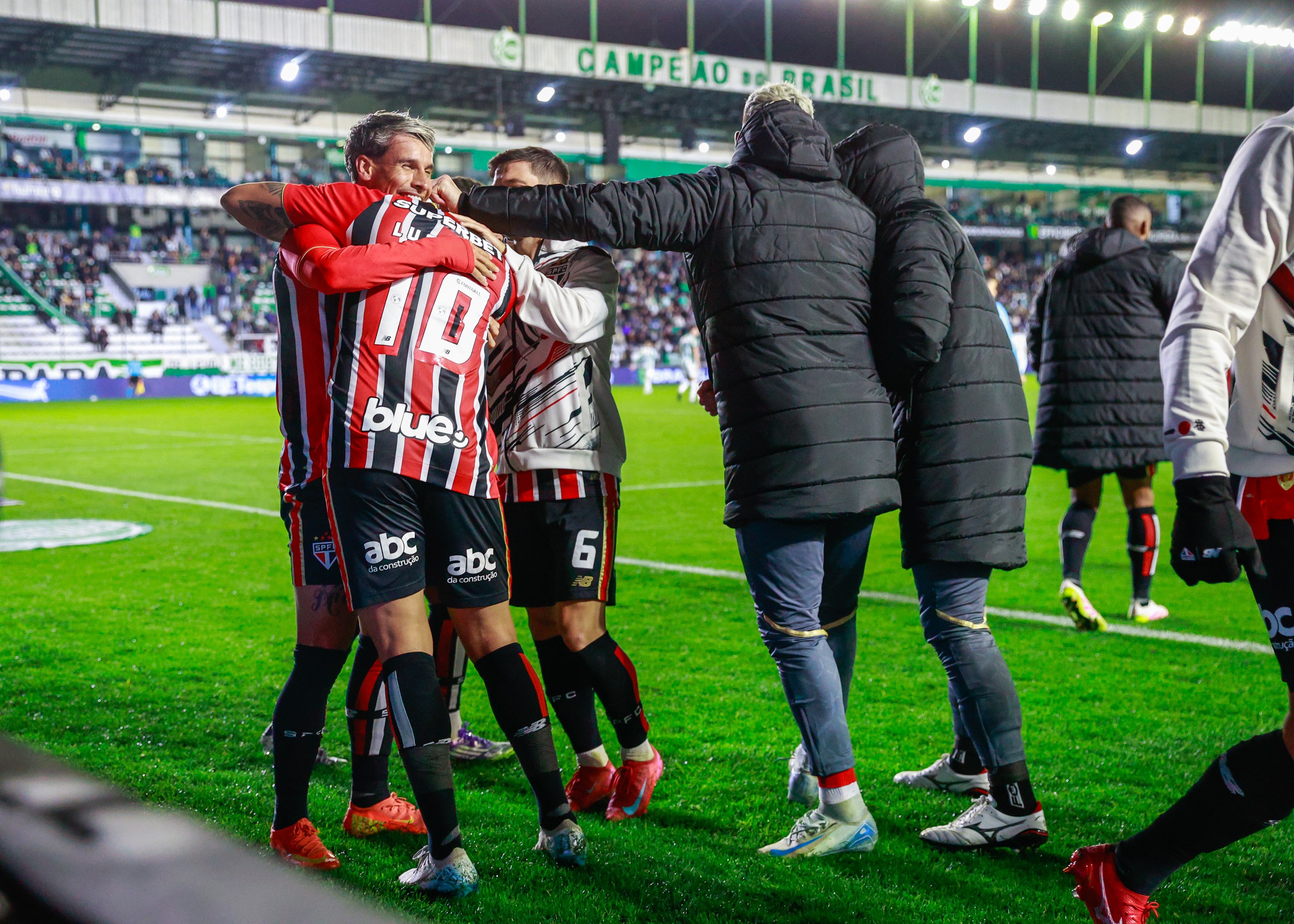 Futsal e precisão: Ferreira e Luciano garantem vitória do São Paulo
