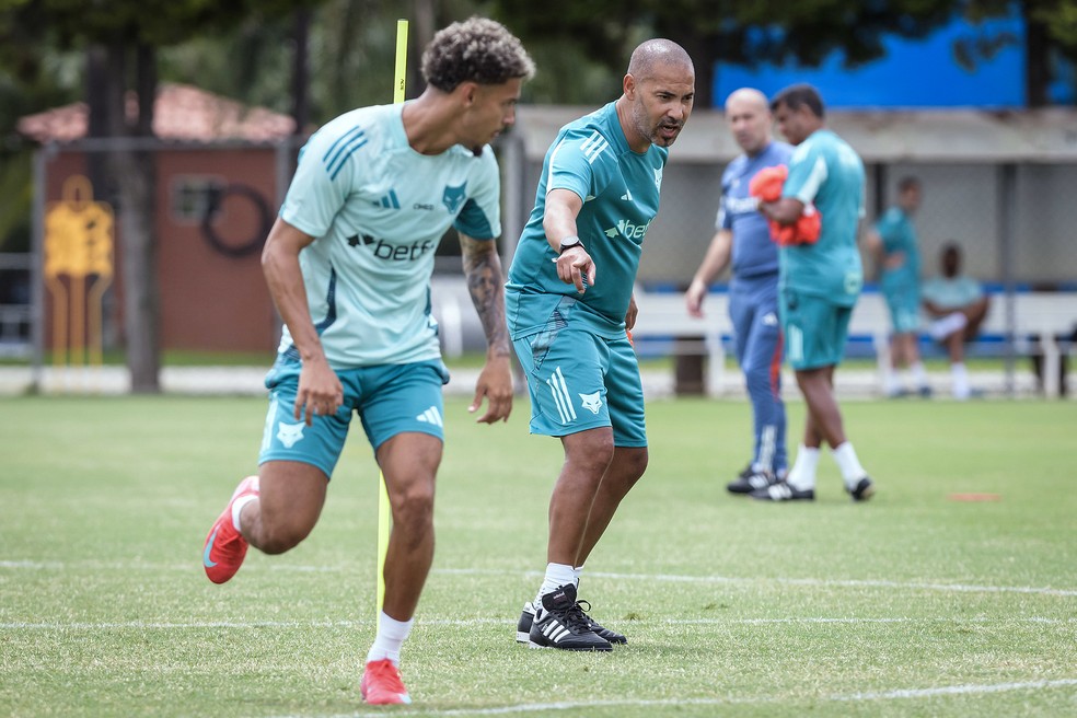 José Barros e Gui Meira em treino do Cruzeiro — Foto: Gustavo Aleixo/Cruzeiro