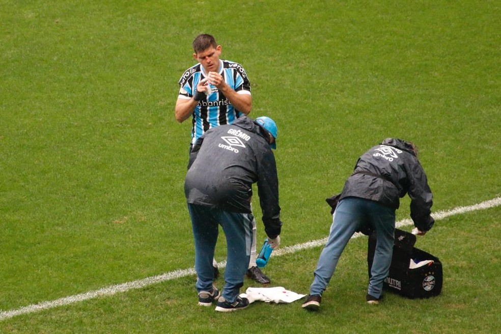 Kannemann recebe atendimento após corte no nariz — Foto: Gabriel Girardon