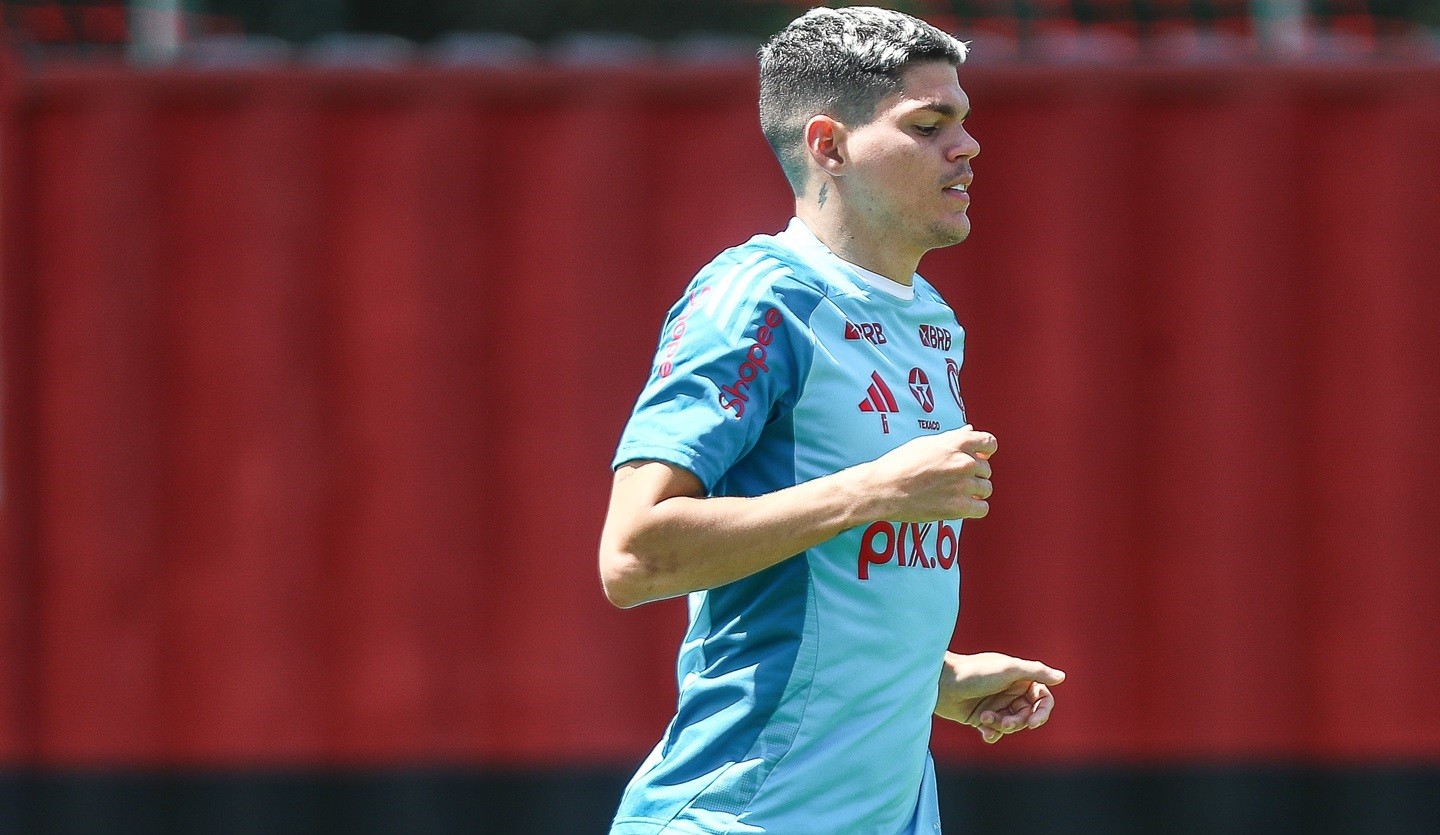 Flamengo divulga lista de relacionados sem Ayrton Lucas para confronto contra Botafogo