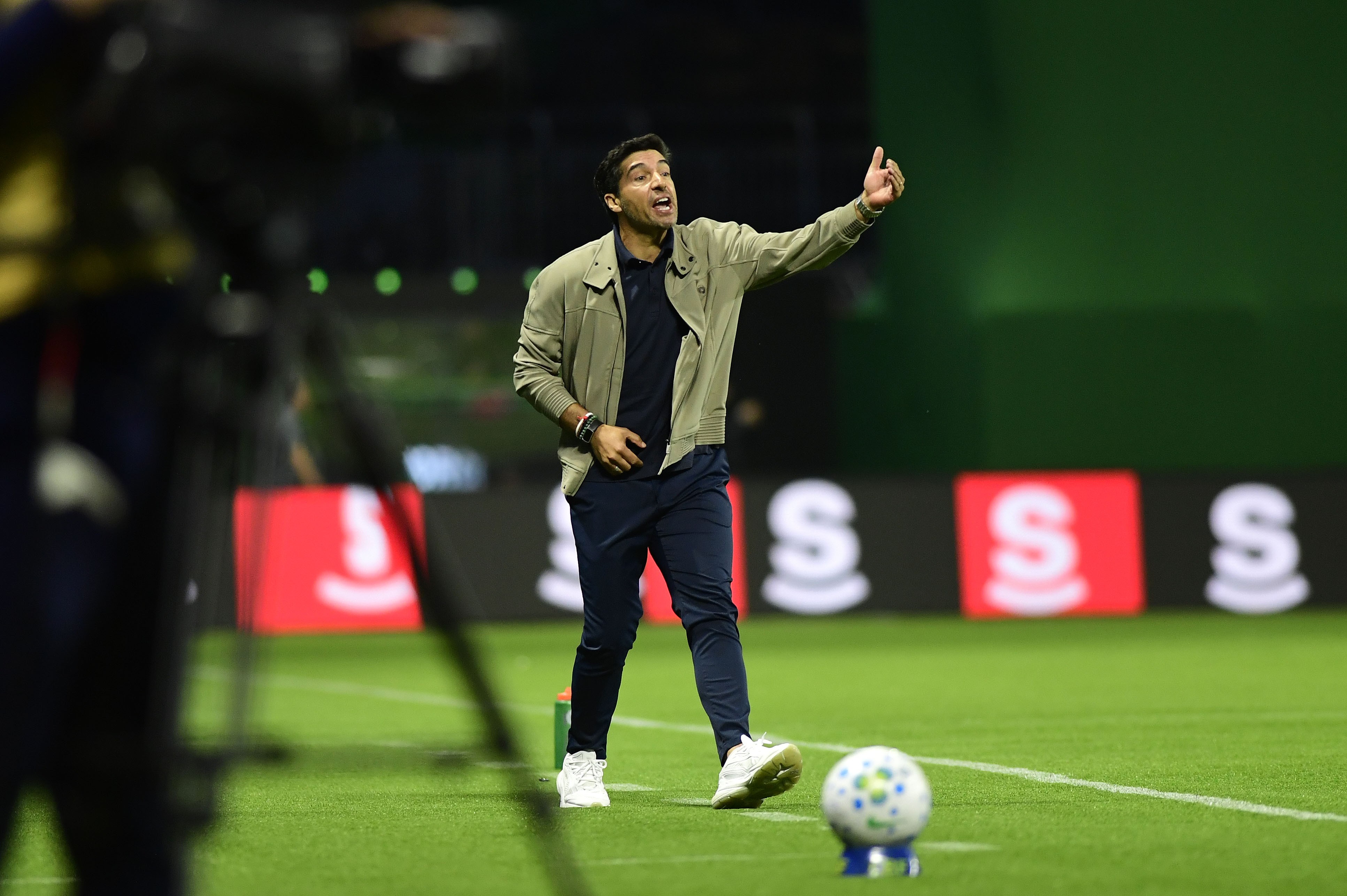 Abel Ferreira Reage às Críticas e Defende sua Visão no Comando do Palmeiras