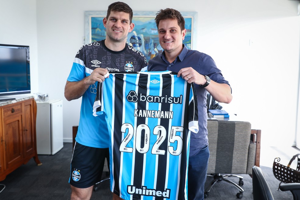 Kannemann renova com o Grêmio até 2025 — Foto: Lucas Uebel/Grêmio