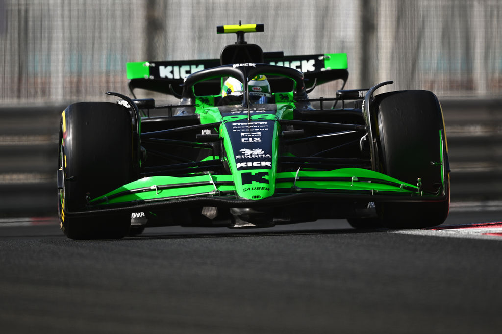 Gabriel Bortoleto dirige pela primeira vez o carro da Sauber &mdash; Foto: Clive Mason/Getty Images