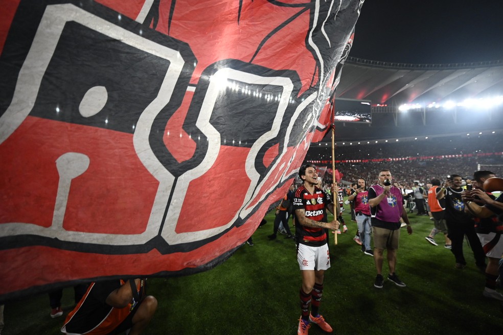 Pedro comemora t&iacute;tulo do Brasileir&atilde;o com bandeir&atilde;o da torcida &mdash; Foto: Andr&eacute; Dur&atilde;o