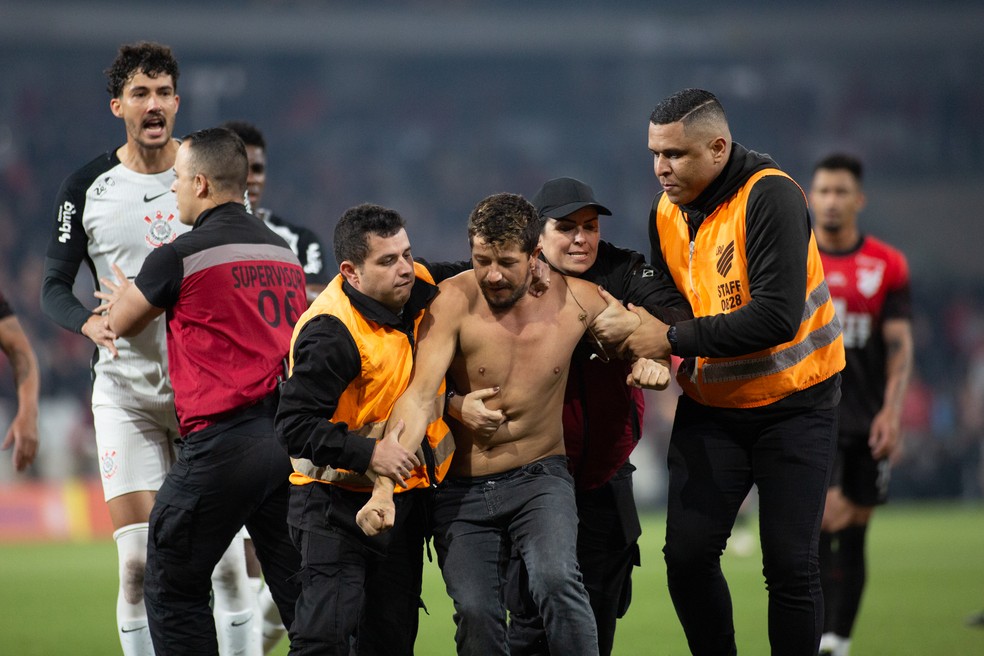 Athletico x Corinthians: torcedor que invadiu campo se apresenta à polícia e explica agressão: "Bebida"