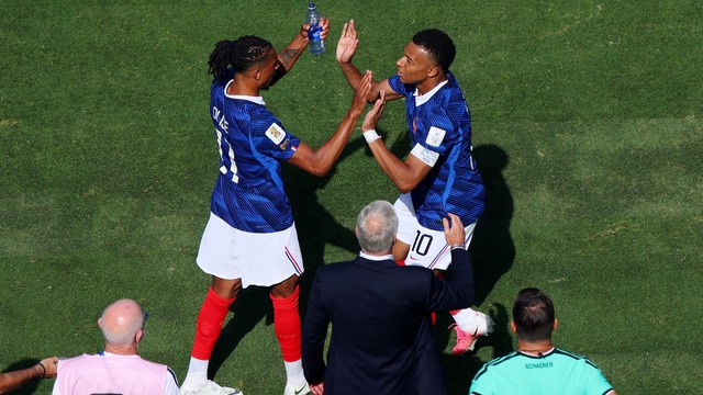 Olise e Mbappé comemoram gol da França contra Senegal