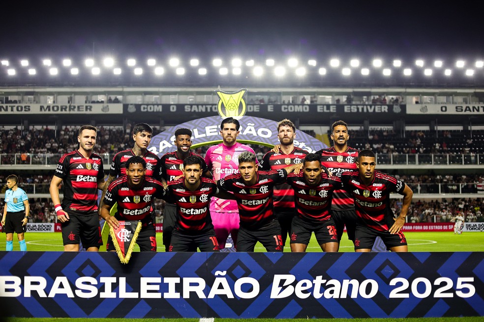 Flamengo posado antes do jogo contra o São Paulo, na Vila Belmiro — Foto: Gilvan de Souza/Flamengo