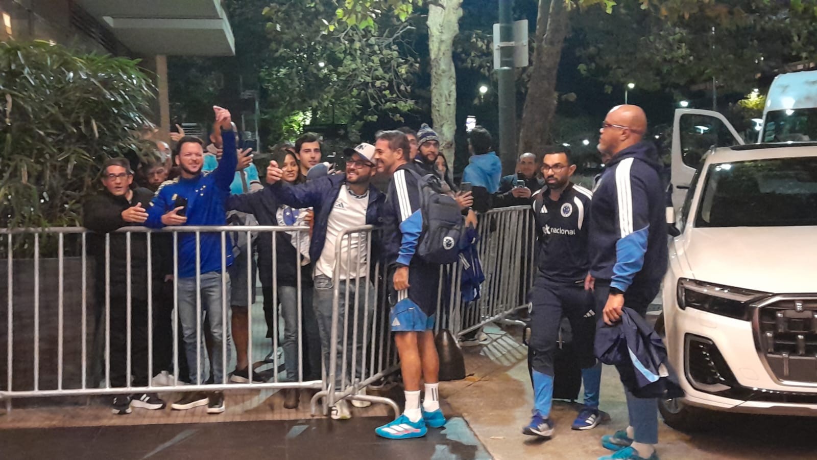 Escalação: Cruzeiro é recebido com festa em hotel, Artur Jorge leva dúvida contra o Boca; veja provável time
