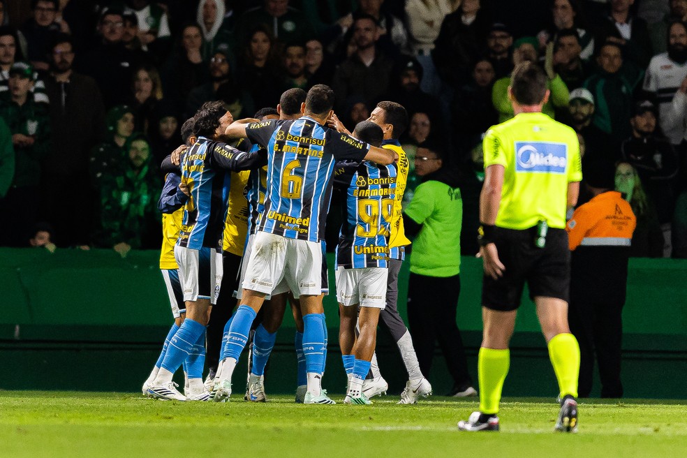 Jogadores do Grêmio comemoram gol de Braithwaite no Couto Pereira — Foto: Paulo De Tarso/AGIF