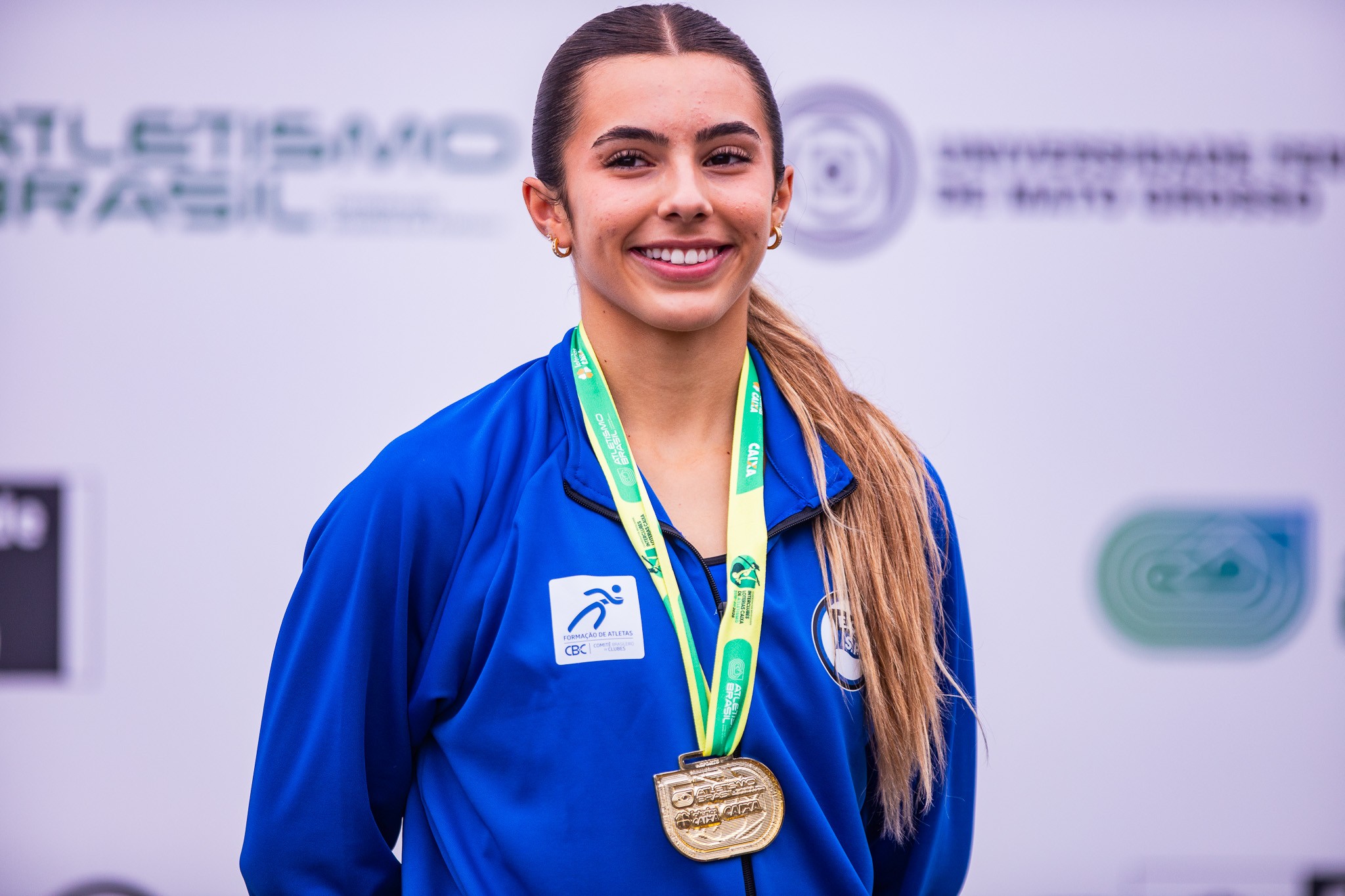 Filha de Vitor Belfort vence prova, atinge índice e garante vaga para disputar o Mundial de Atletismo
