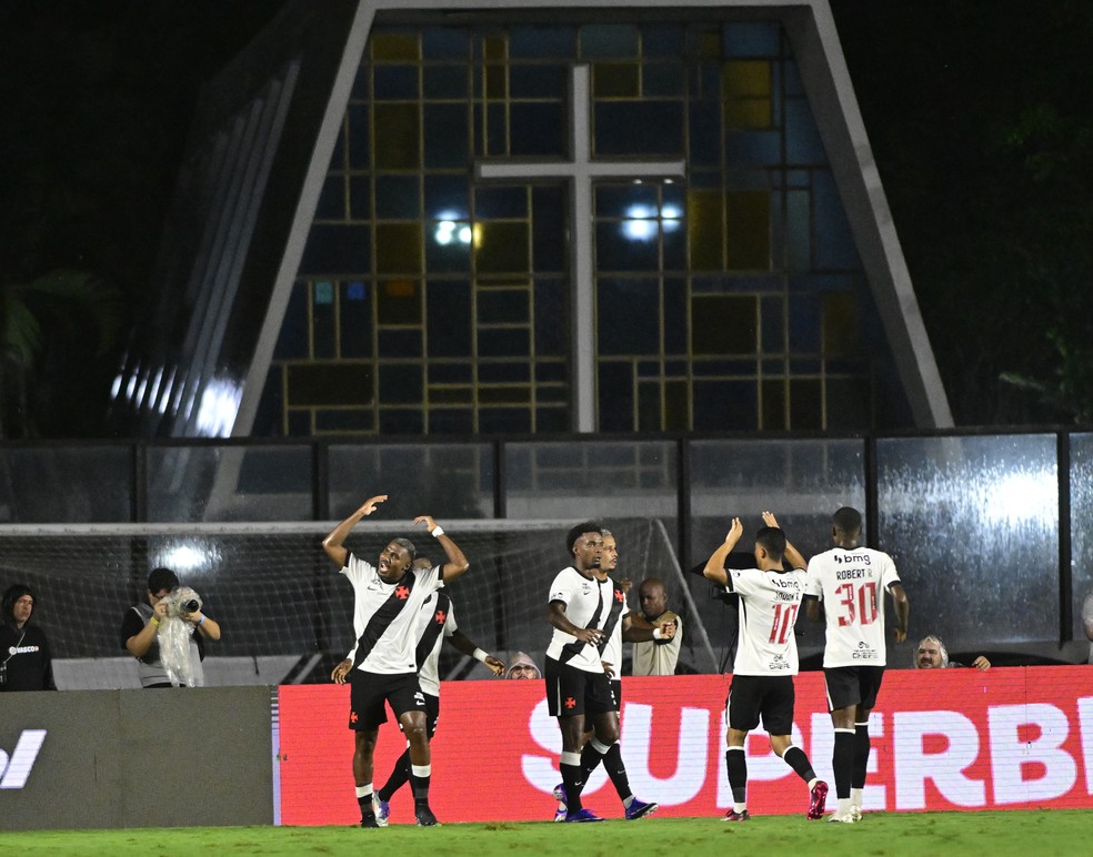 Jogadores do Vasco comemoram gol de Cuiabano contra o Palmeiras — Foto: André Durão