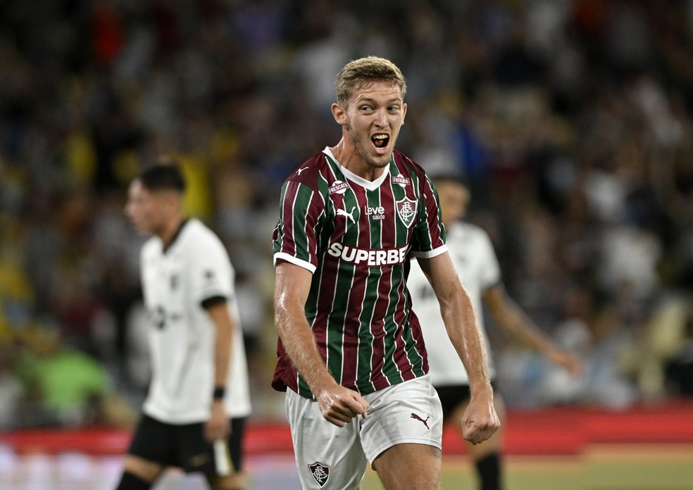 Rodrigo Castillo brilha no Maracanã e celebra primeiro gol pelo Fluminense