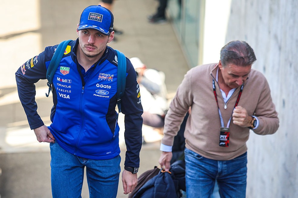 Max Verstappen e seu empresário, Raymond Vermeulen, no GP do Japão da F1 em 2026 — Foto: Jayce Illman/Getty Images