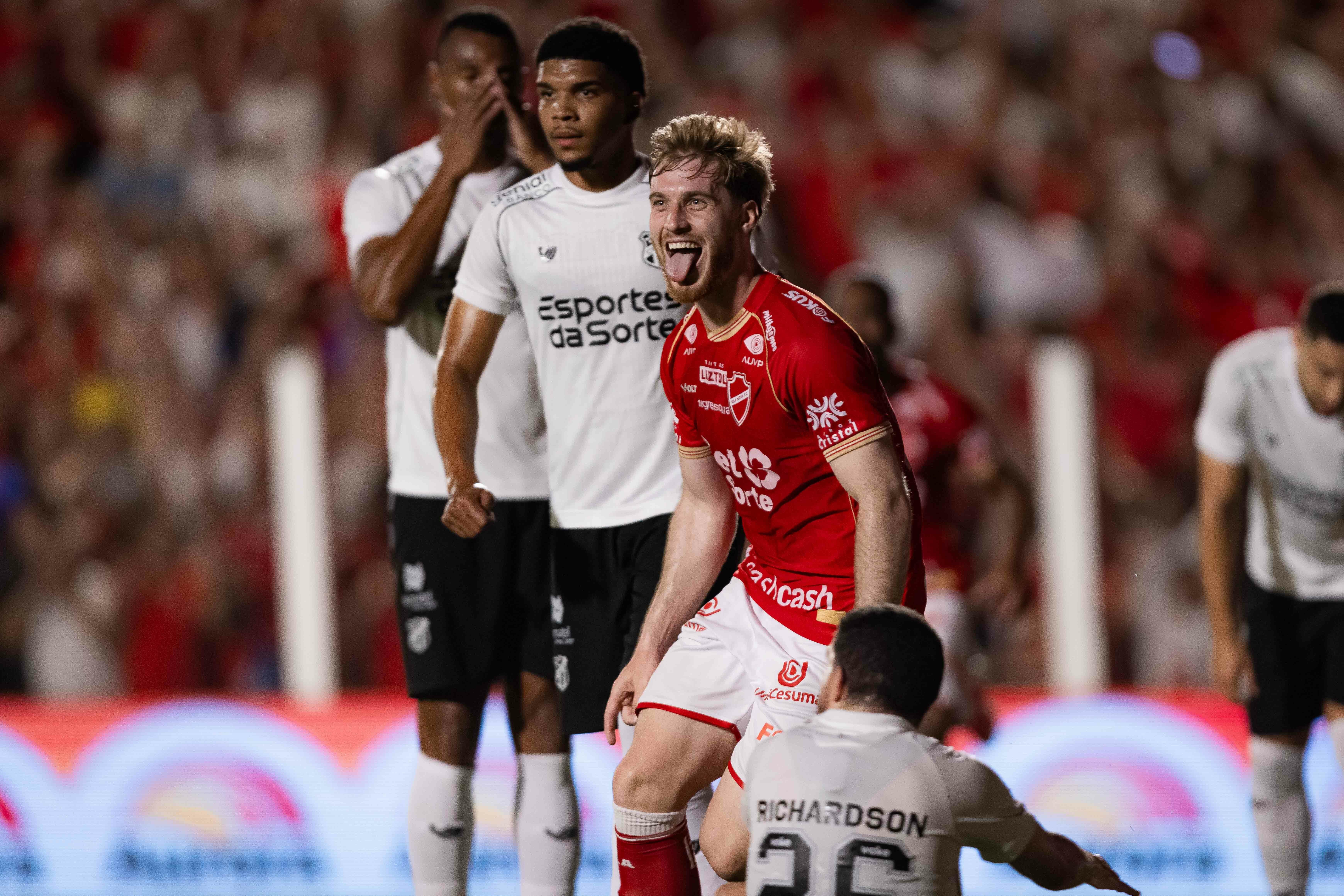 Jogadores do Vila Nova comemorando gol contra o Ceará
