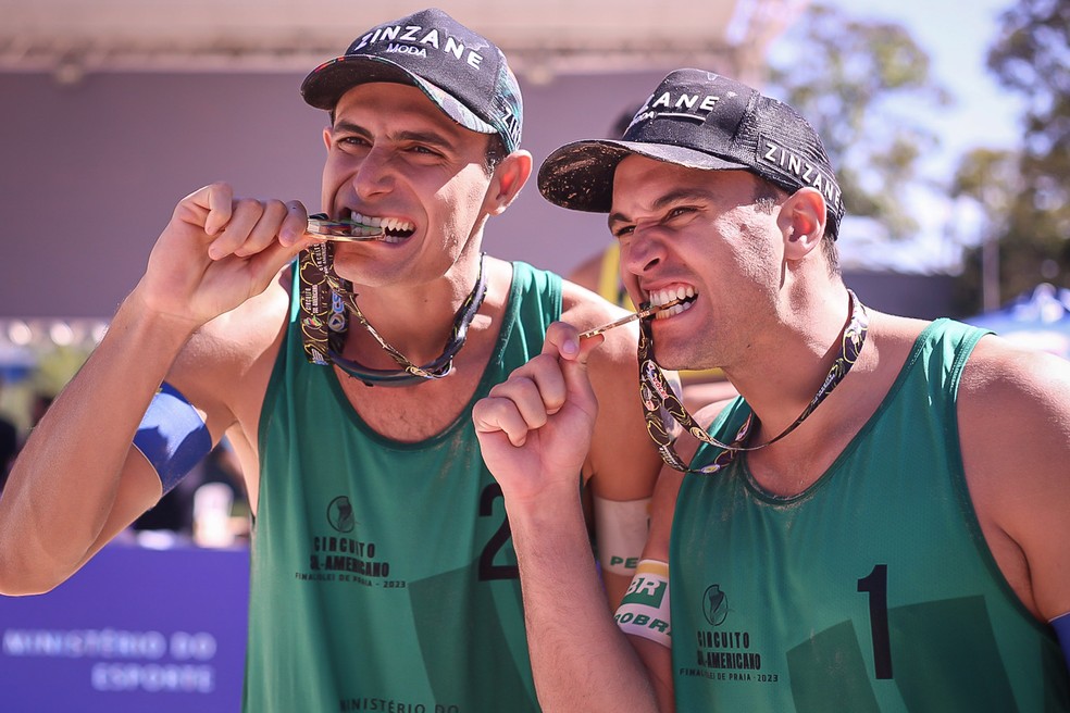 No tie-break, André Stein e George garantem 100% do Brasil no vôlei de  praia no Pan
