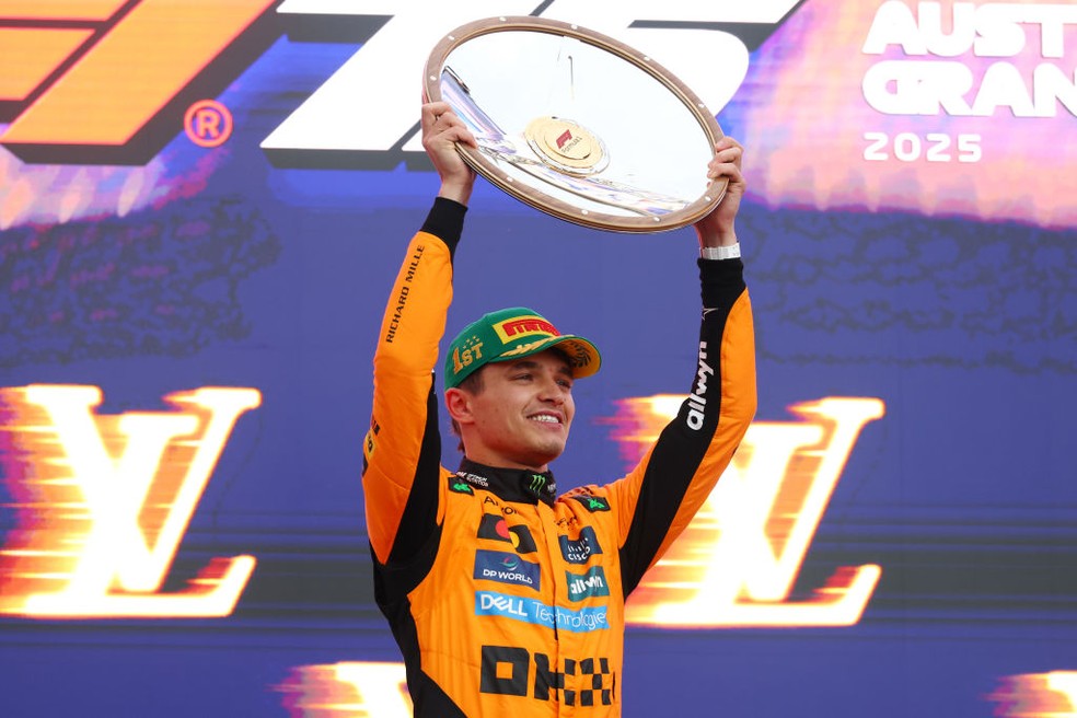 Lando Norris celebra vitória no GP da Austrália da F1 em 2025 — Foto: Clive Rose/Getty Images