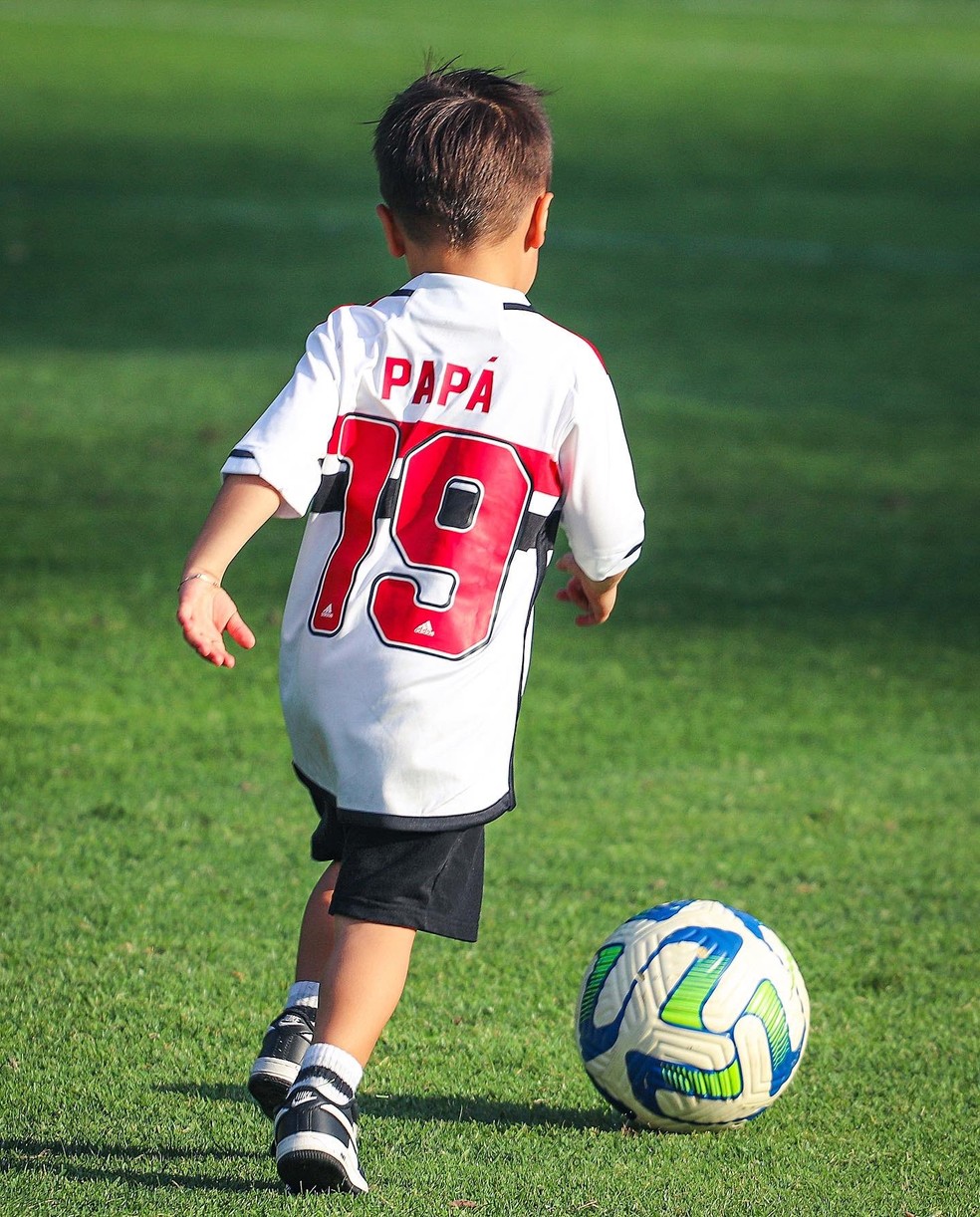 Samuel, filho de James Rodríguez, brincou com a bola no CT da Barra Funda — Foto: Divulgação/saopaulofc