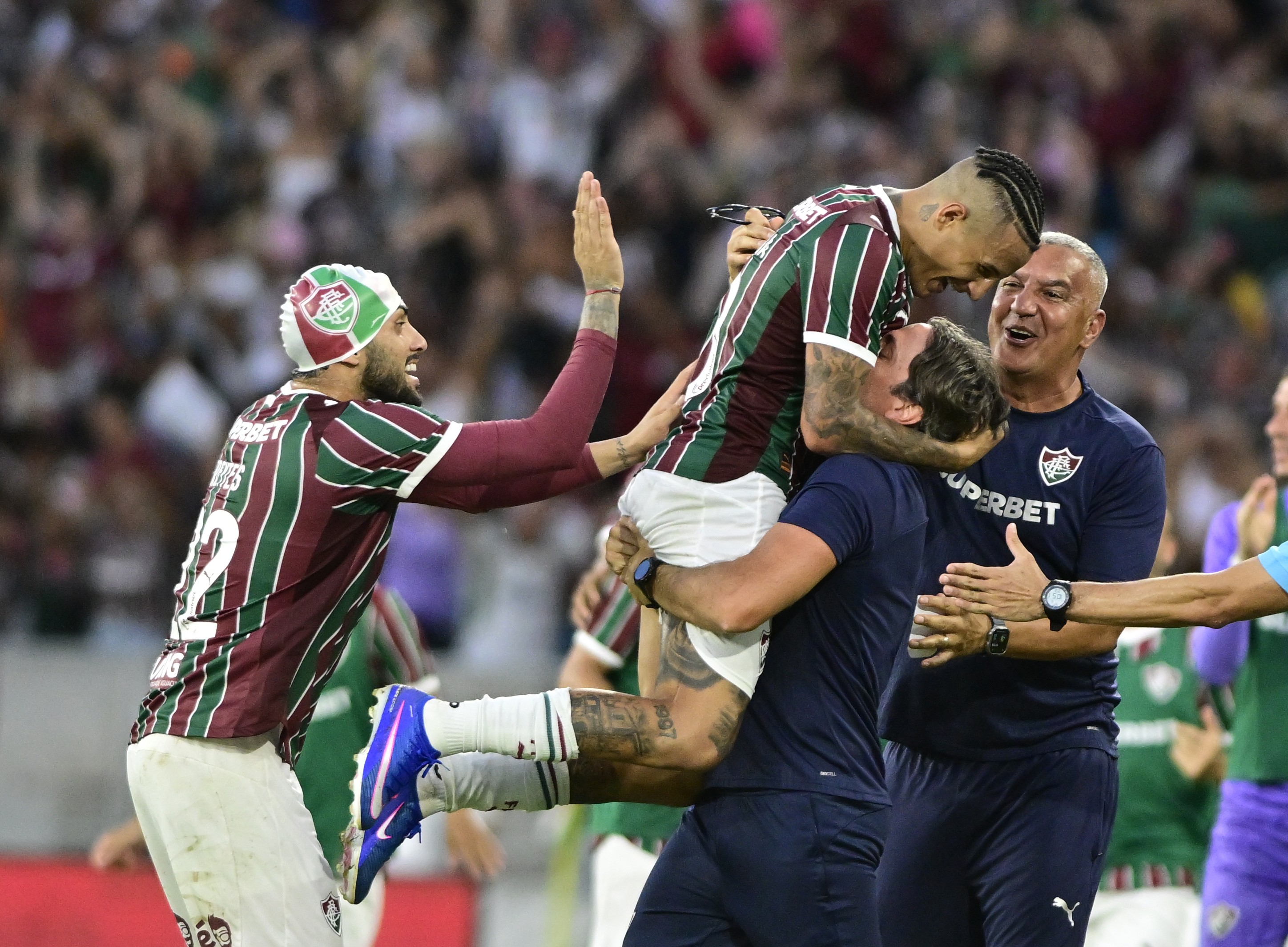 Fluminense vence Athletico-PR por 3 a 2, mas sofre susto com falha de goleiro e precisa melhorar desempenho defensivo.