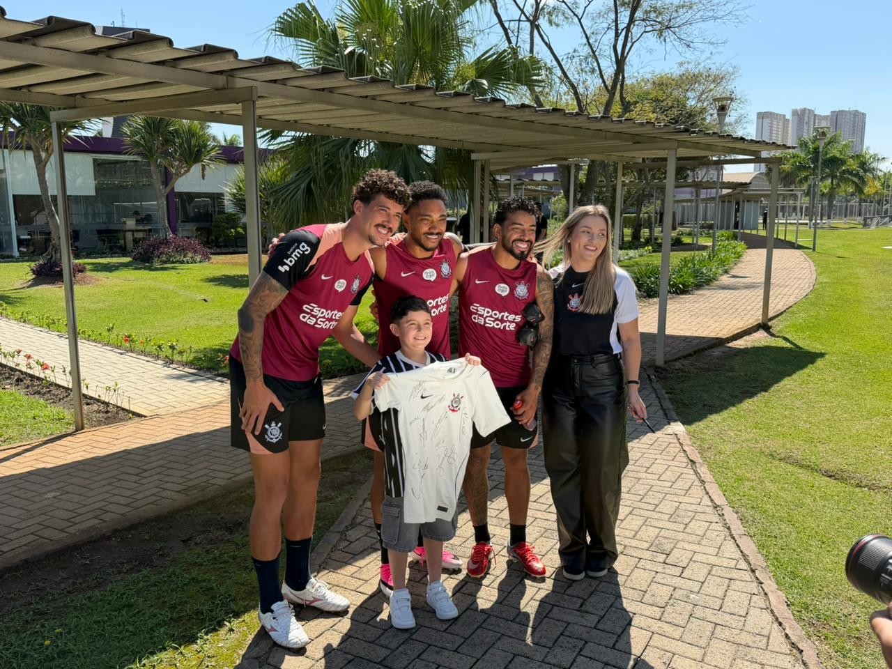 Garoto que ganhou camisa de Neymar visita o Corinthians após ser hostilizado