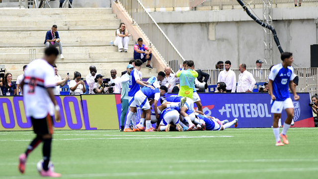 Jogadores do Cruzeiro comemoram gol diante do São Paulo, na final da Copa SP