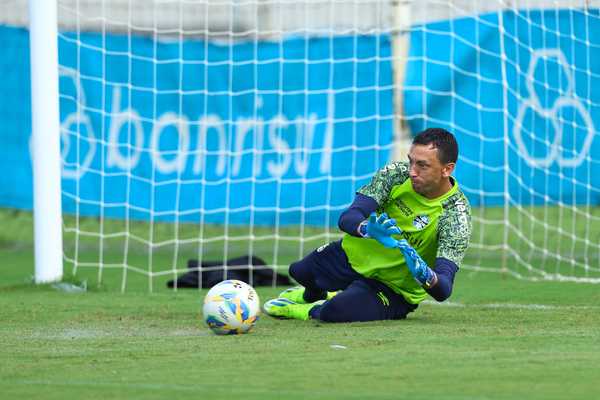 Reinaldo sofre lesão no ligamento do joelho e desfalca Grêmio no futebol.