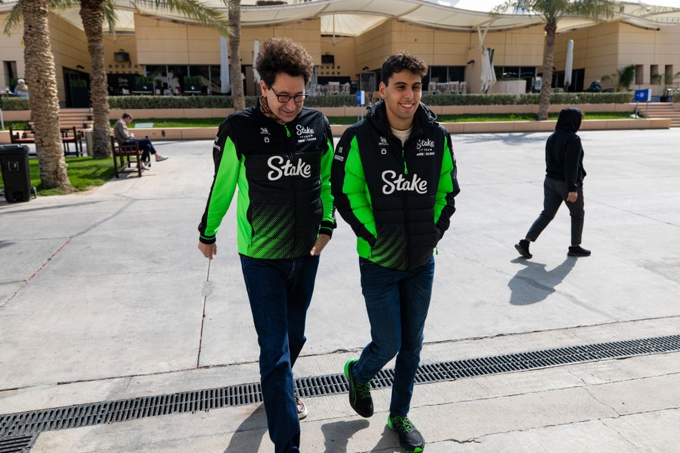 Gabriel Bortoleto e Mattia Binotto no paddock no Bahrein — Foto: Kym Illman/Getty Images
