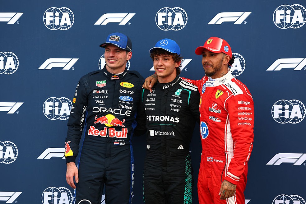 Top 3 no grid de largada do GP de Mônaco da F1 2026: o pole Andrea Kimi Antonelli, Max Verstappen e Lewis Hamilton — Foto: Sam Bloxham/LAT Images