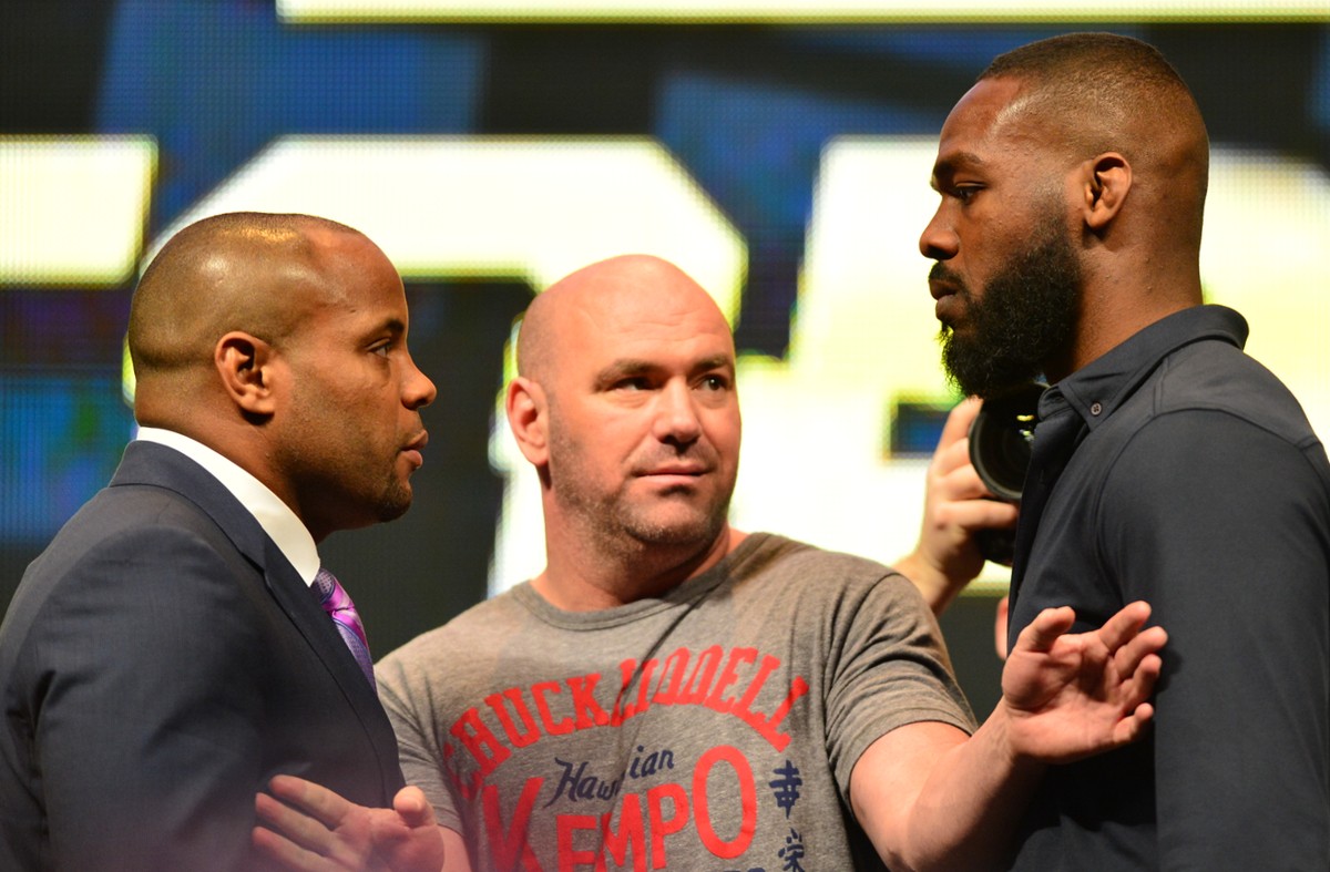 Daniel Cormier diz que Jon Jones recusou oferta milionária para enfrentá-lo no wrestling