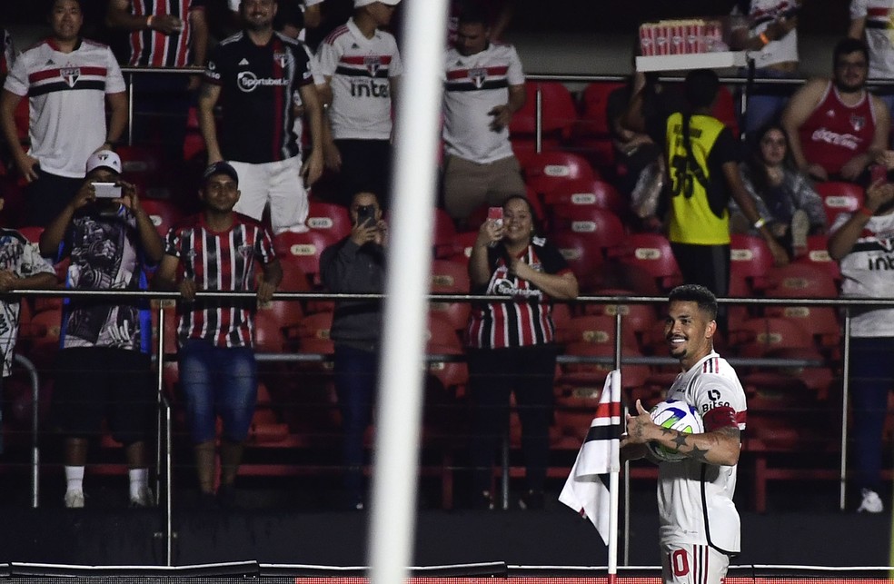 Gol de Luciano em São Paulo x Coritiba — Foto: Marcos Ribolli