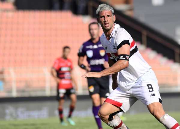 Calleri deixa jogo do São Paulo com dores e passará por avaliação.