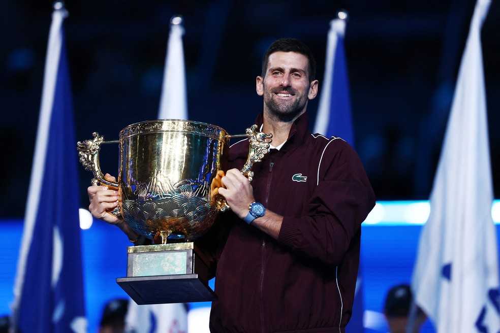 Djokovic levanta troféu do China Open após vencer De Minaur — Foto: REUTERS/Tingshu Wang