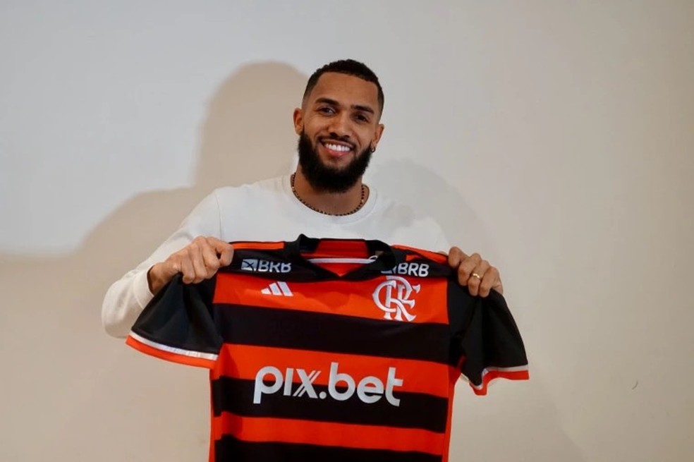 Juninho posa com a camisa do Flamengo — Foto: Pedro de Andrade / CRF