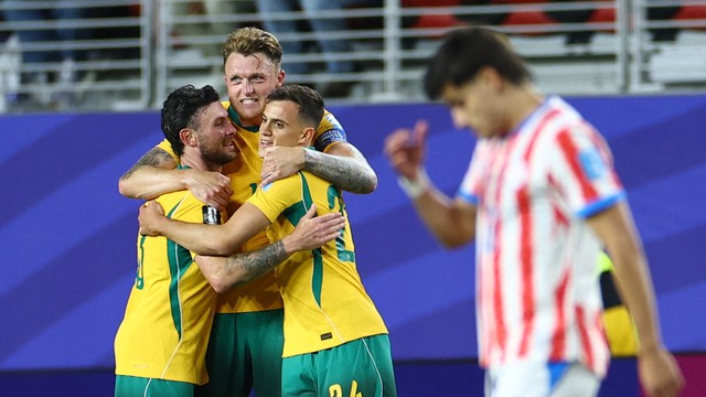 Australianos comemoram classificação após jogo contra o Paraguai