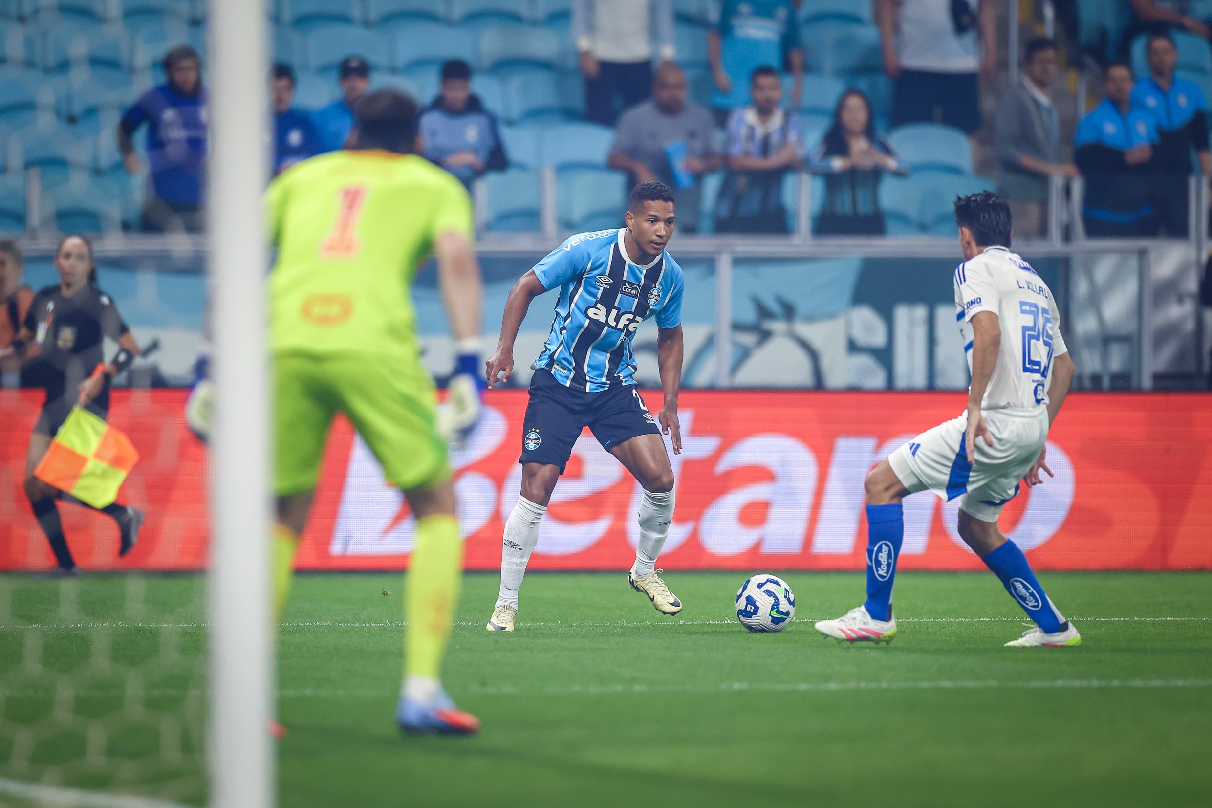 Lateral do Grêmio ganha sequência inédita, mas pode voltar à reserva | Ge