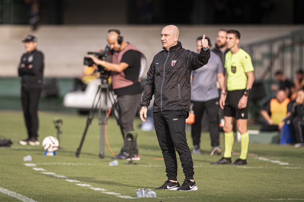 Márcio Zanardi, técnico do Botafogo-SP, em derrota para Operário-PR — Foto: Du Caneppele/Agência Botafogo/Divulgação