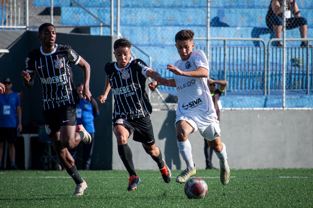 Corinthians supera Aster Itaquá no Paulista sub-20 com gol incrível de Pedrinho