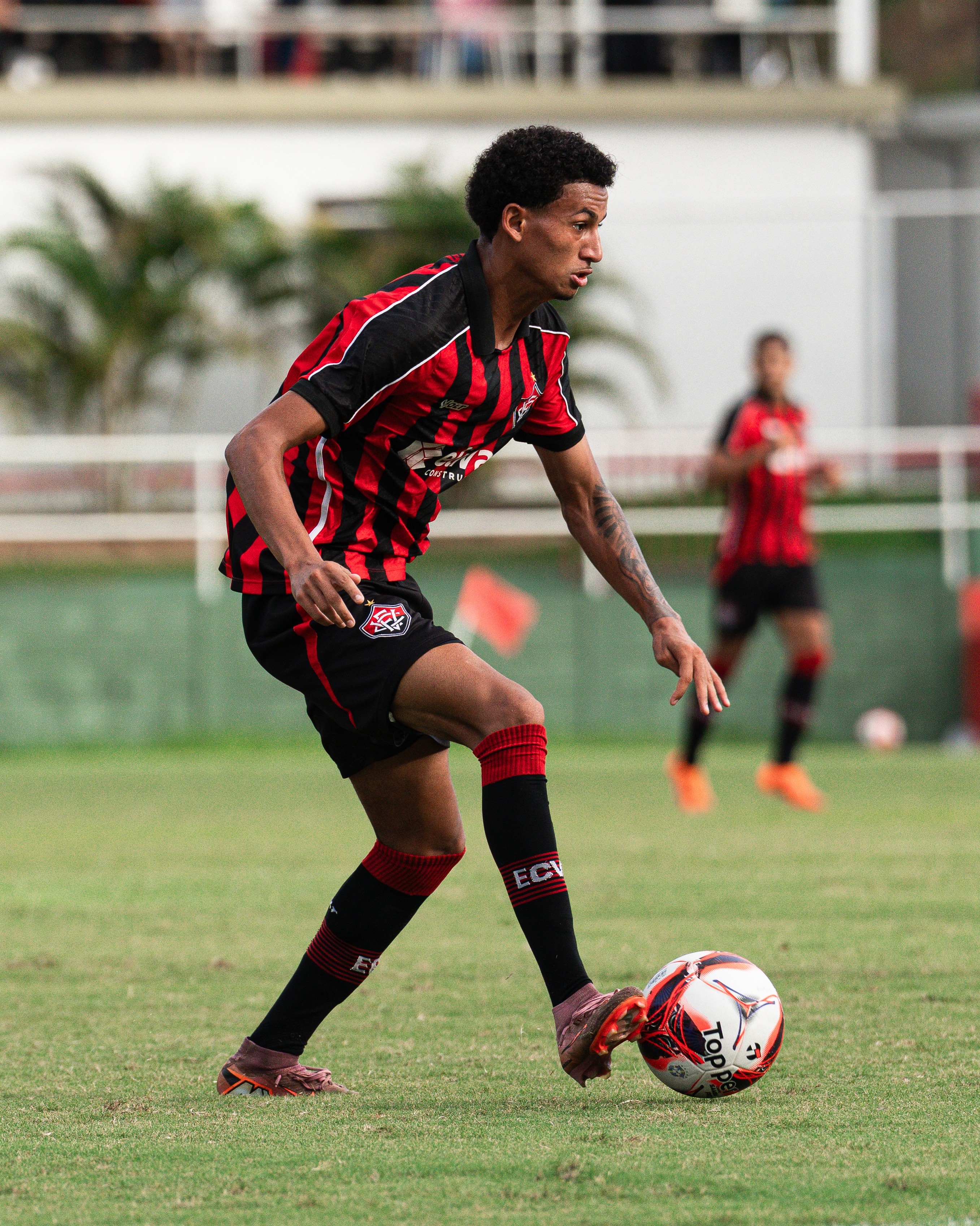 Promovido na intertemporada, jogador da base do Vitória assina primeiro contrato profissional