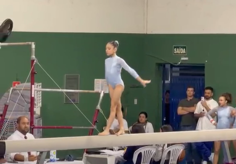 Maryana Rodrigues em ação — ginasta de 10 anos