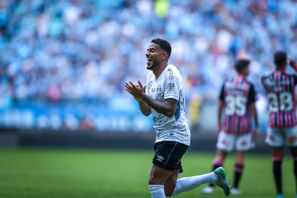 Reinaldo comemora gol pelo Grêmio contra o São Paulo — Foto: Lucas Uebel/Grêmio