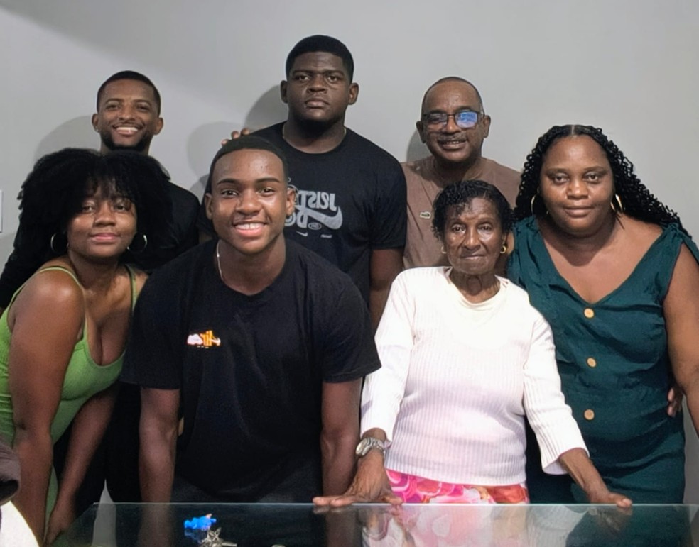 Promessa criada em Xerém ganha bolsa nos EUA para unir futebol e estudo