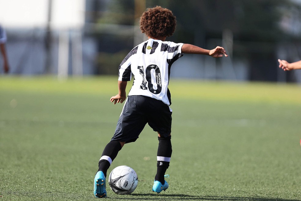 Kauan Basile com a camisa 10 do Santos em jogo no CT Meninos da Vila — Foto: Pedro Ernesto Guerra/Santos