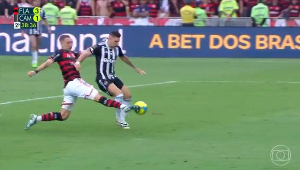 Léo Ortiz salva o Flamengo ao impedir finalização cara a cara de Paulinho