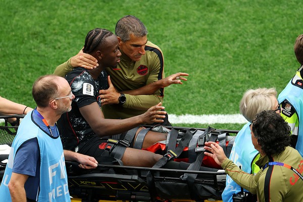 Koné, do Canadá, deixa o campo de maca em jogo contra o Canadá na Copa — Foto: Getty Images