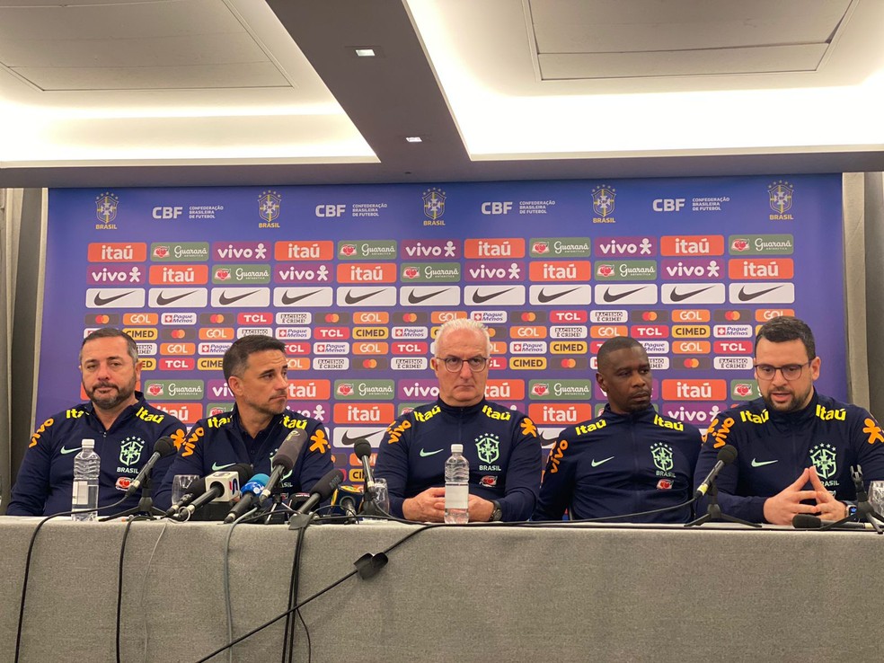 Comissão da Seleção: Cícero Souza, Rodrigo Caetano, Dorival Júnior, Juan e Lucas Silvestre — Foto: Cahê Mota