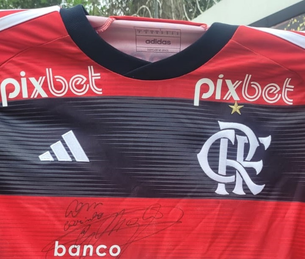 Gabigol autografou camisa do Flamengo que foi entregue a Arthur Mendonça — Foto: Arquivo Pessoal